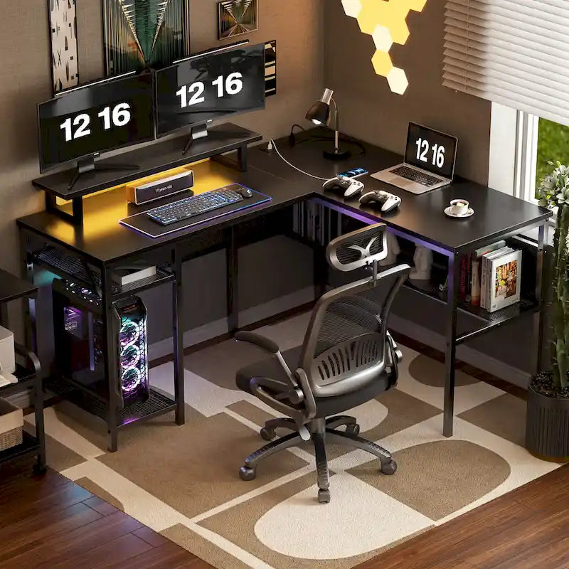 Escritorio para computadora en forma de L con tomas de corriente, LED RGB y soporte para monitor